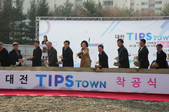 9일 대전 유성구 충남대학교에서 열린 '대전 팁스 타운' 착공식에서 박영선 중기부 장관(오른쪽 다섯번째)과 허태정 대전광역시장(오른쪽 여섯번째) 등이 주요 인사들이 첫 삽을 뜨며 기념촬영을 하고 있다.  중기부 제공